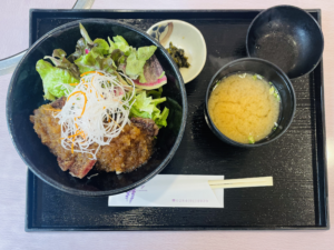 あしかがフラワーパークで食べた下野牛のステーキ丼